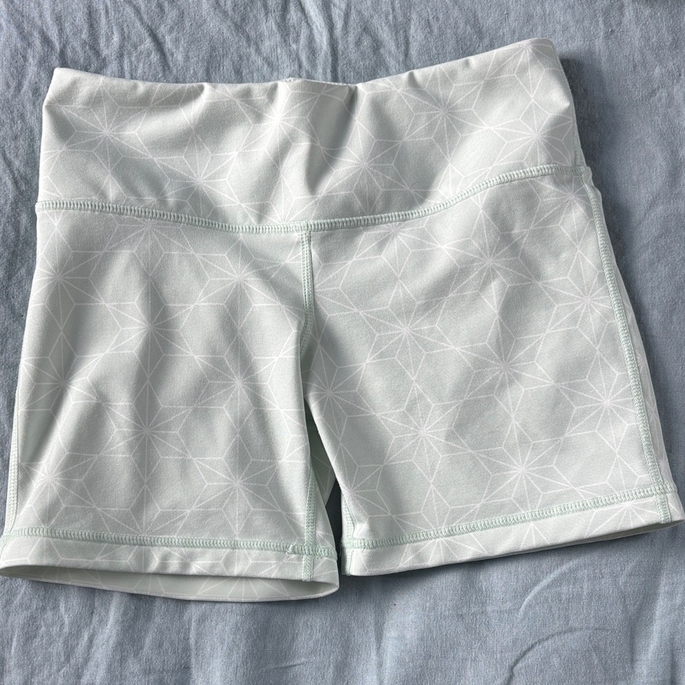Women's Light Green Geometric Bike Shorts